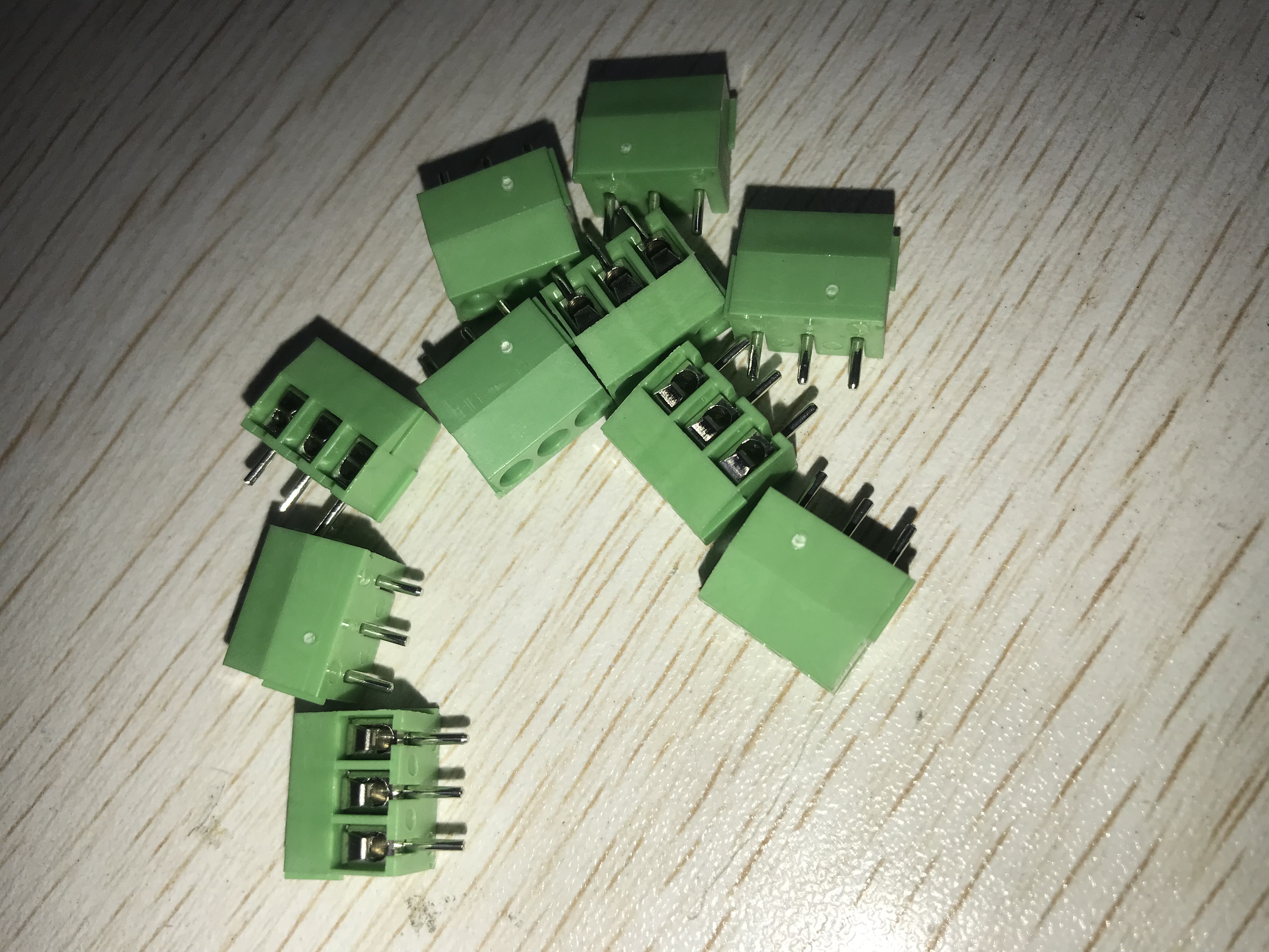 DG350-3.5-03P-14-00A(H)   3.5mm 1x3P 排数:1 每排P数:3 直插 螺钉式接线端子